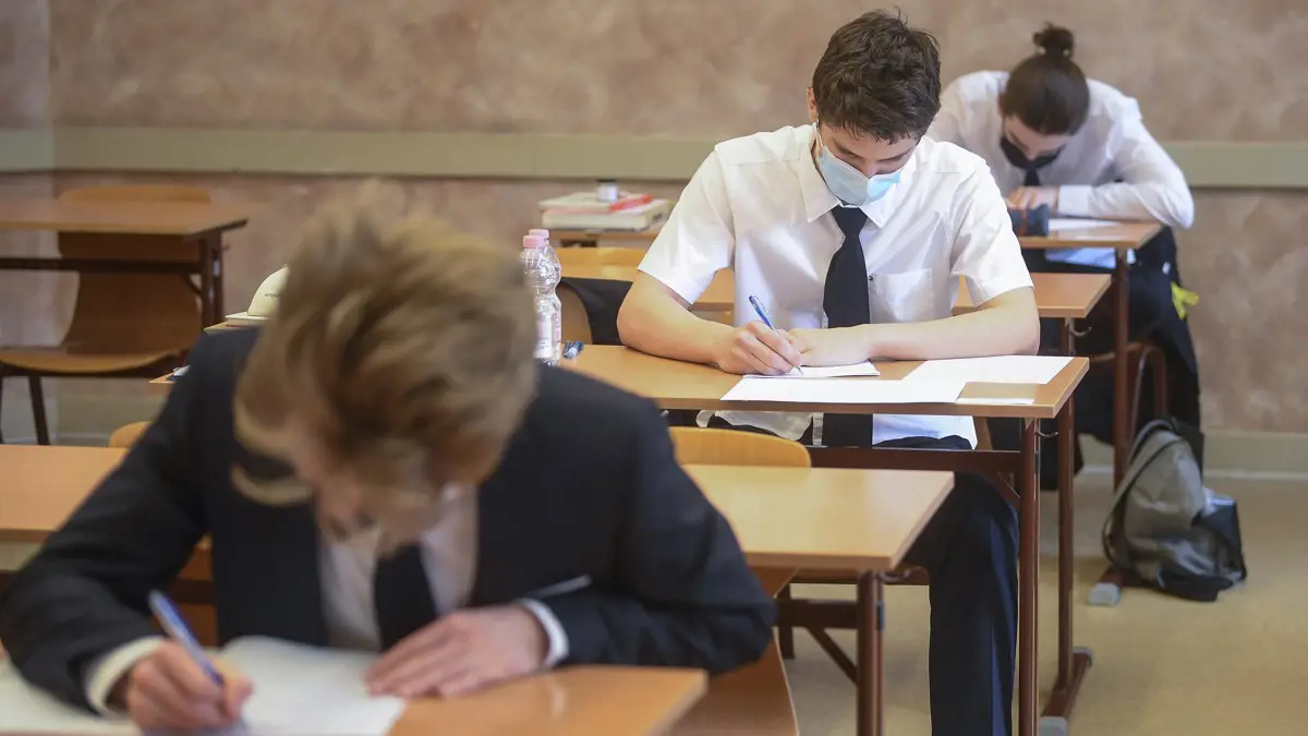 A gimnazisták ingyenes külföldi nyelvtanfolyamát ismét elcsúsztatta a kormány