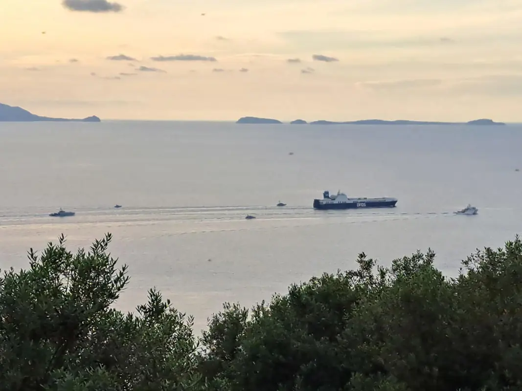 Elsüllyedt egy török teherhajó a Fekete-tengeren, miután heves viharok sodorták egy hullámtörőnek