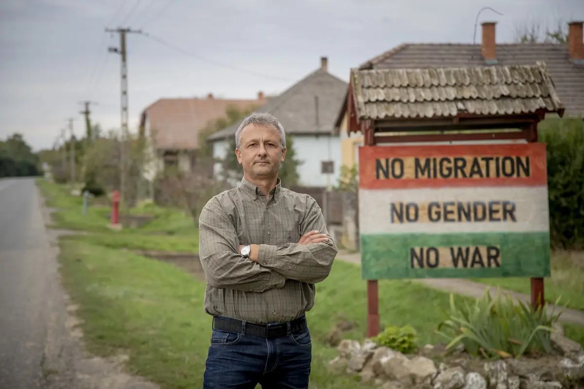Adorján Béla: Szijjártó Péter kéresse be a harcoló felek nagyköveteit!