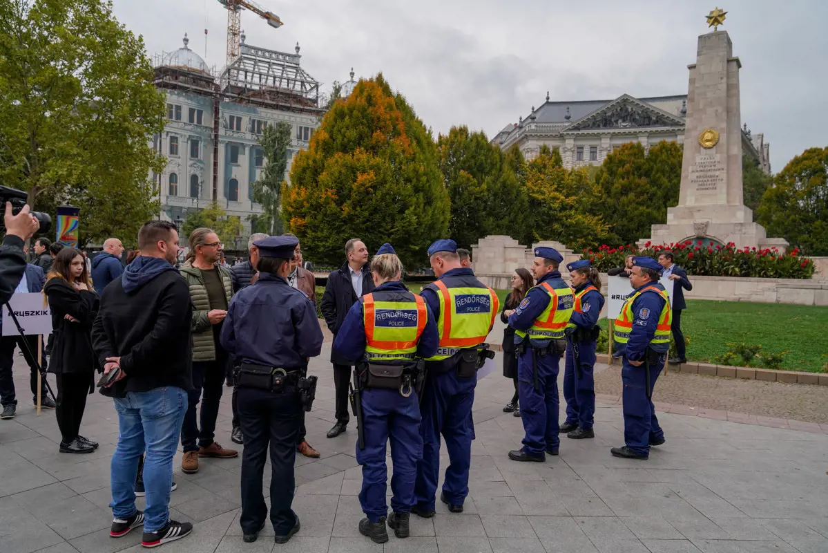 Rendőrök igazoltatták a Szabadság téri szovjet emlékműnél demonstráló jobbikosokat