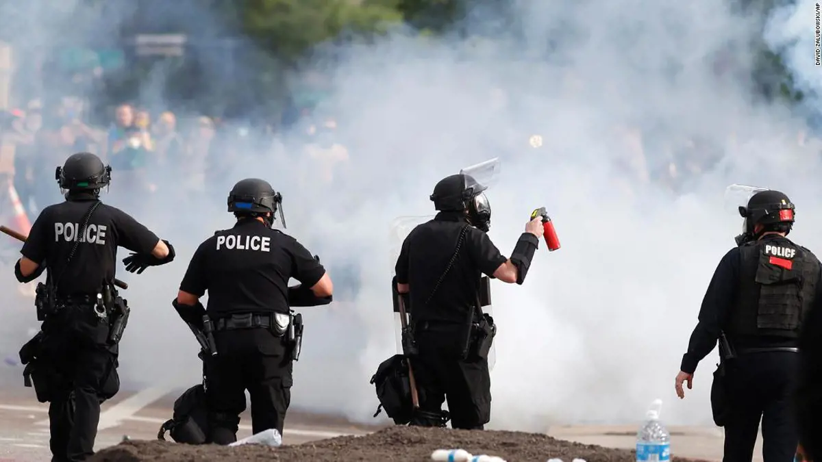 Egy amerikai városban a bíróság döntése után a rendőrök nem használhatnak könnygázt a tüntetéseken