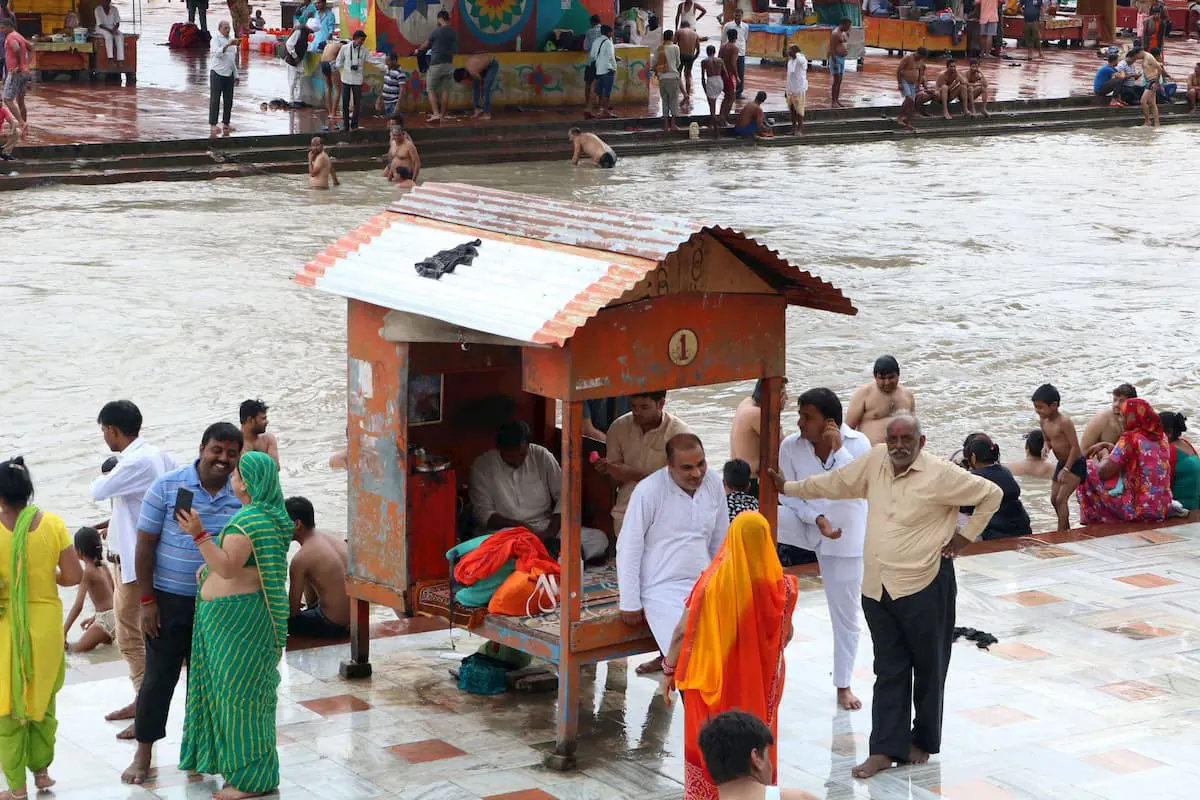 Közel egymillió ember gyűlt össze Indiában, százezres tömeg fürdött a Gangeszben