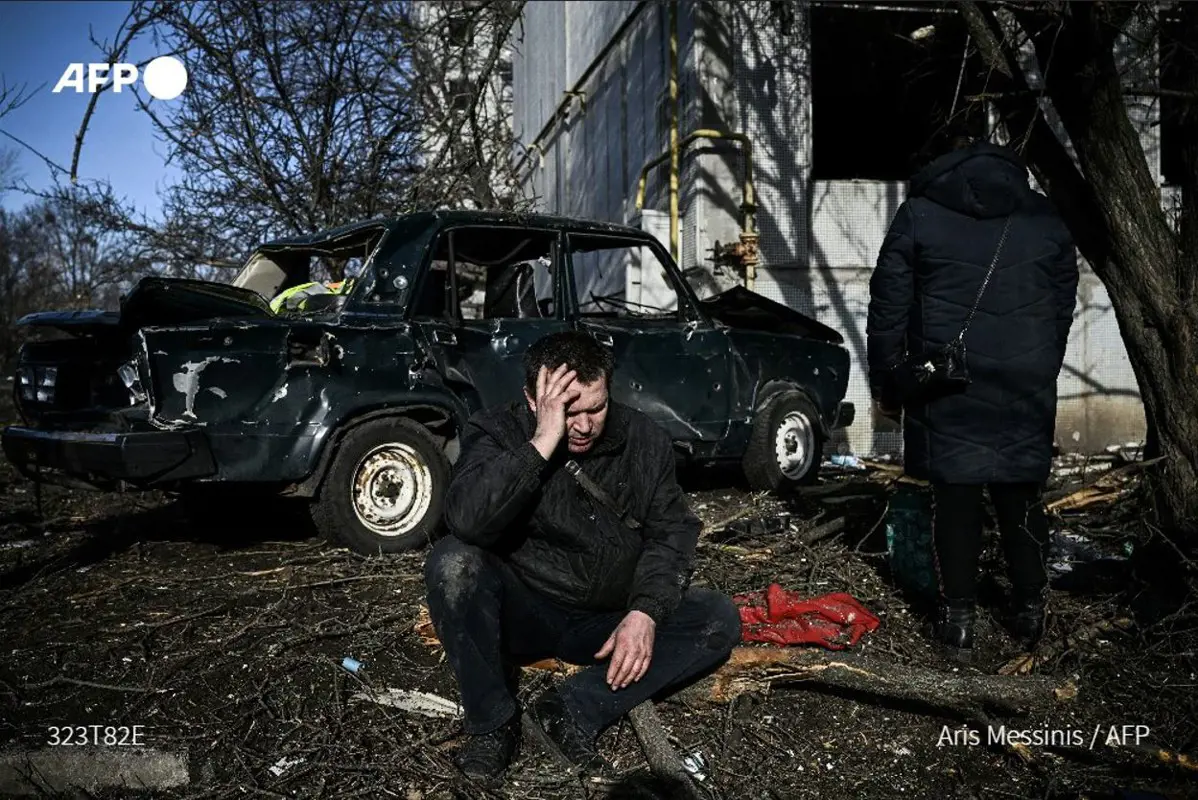 Videók és képek Ukrajna lerohanásáról: bombázások, bevonuló tankok, kényszerből katonákká váló civilek