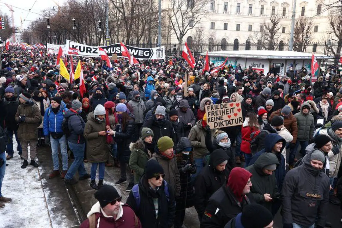 Bécsben ezrek tüntettek a koronavírus miatti lezárások ellen