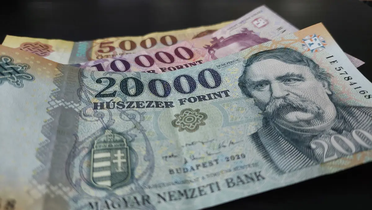 Szokatlan: visszanyert erejéből a forint hétfő reggelre