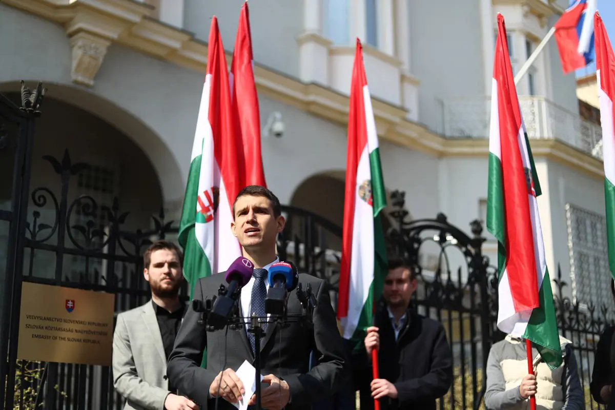 A Jobbik a kétoldalú szlovák-magyar kapcsolatok befagyasztását követeli