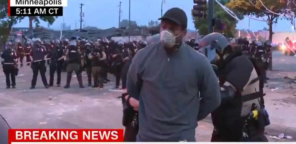 Élő adásban bilincselték meg a tüntetésről tudósító CNN-est