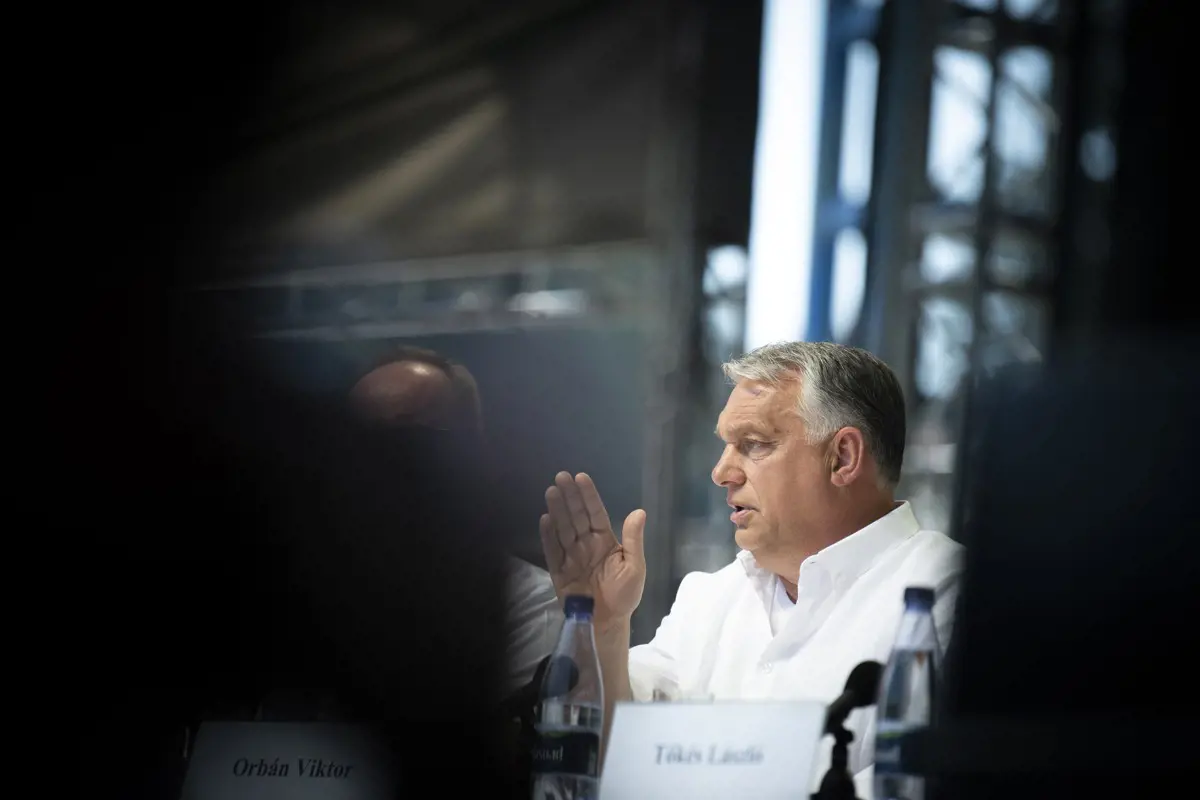 Gyöngyösi: ital nélkül nehezen lehet szekunder szégyenérzet nélkül végighallgatni Orbán sületlenségeit