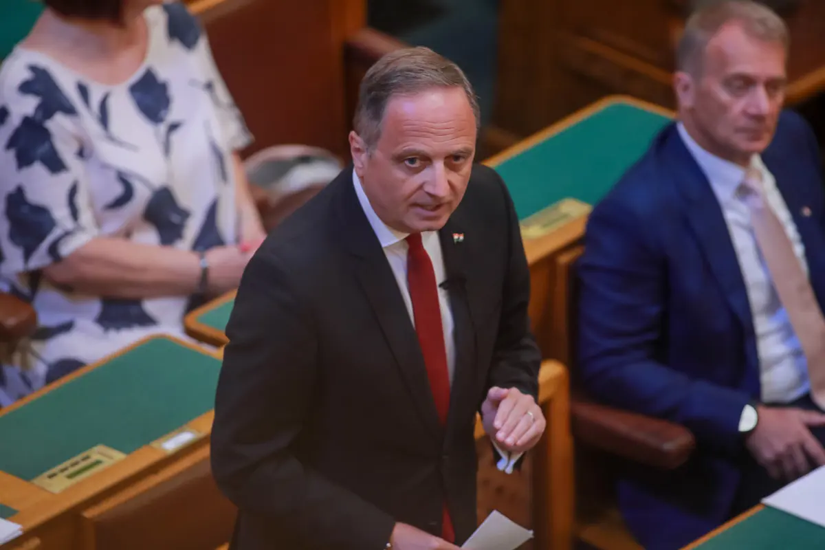 Brenner Koloman hiába kereste ma Navracsics Tibor kalapját a parlamentben
