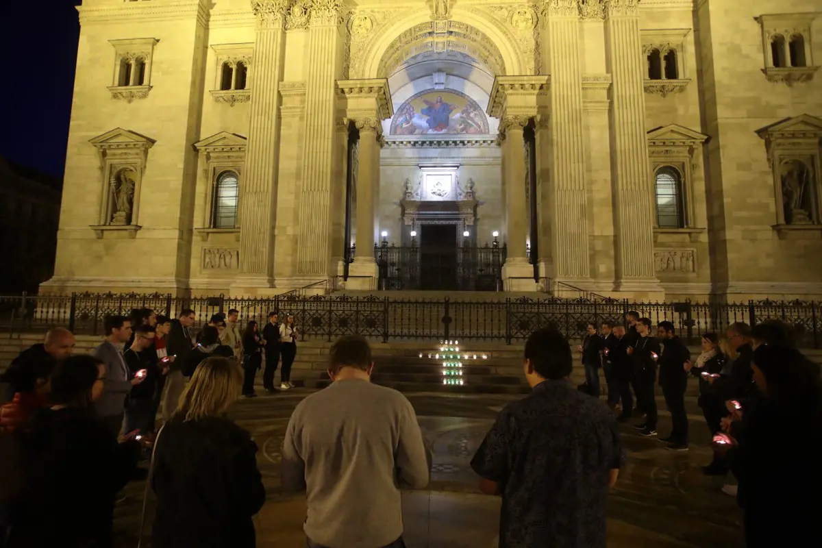 Most nem egy templomban, hanem egy templomért imádkoztak - gyertyát gyújtott a Jobbik IT a Notre-Dame-ért
