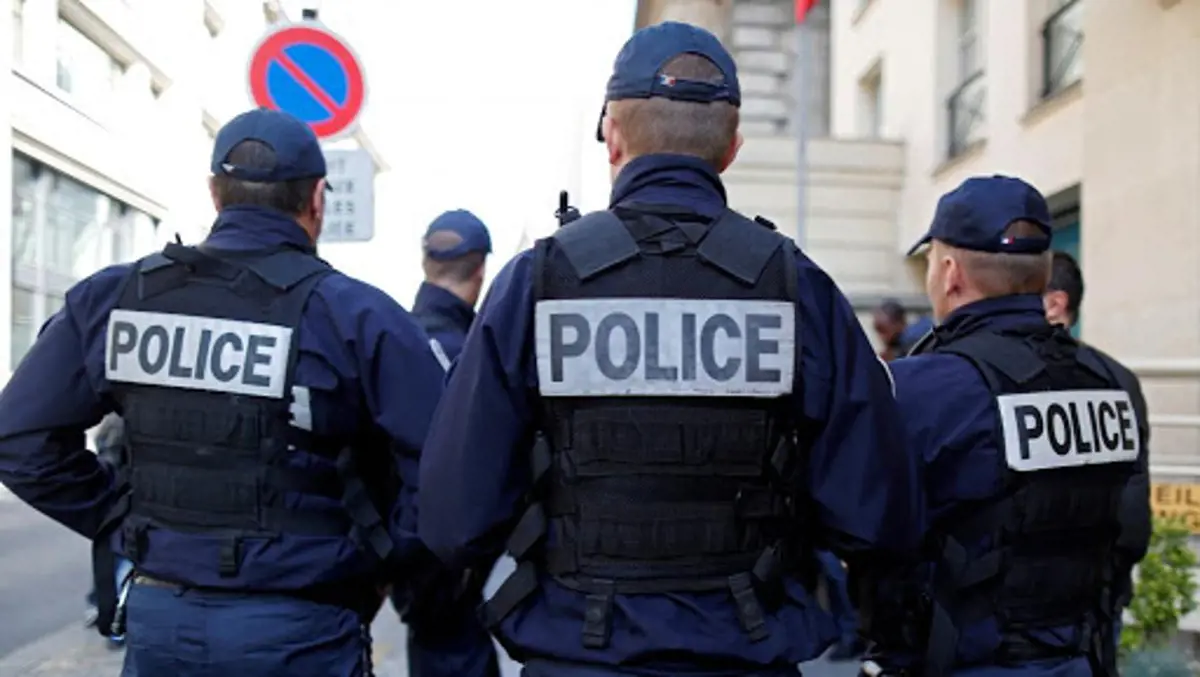 Franciaországban 100 ezer rendőrt vezényelnek az utcákra