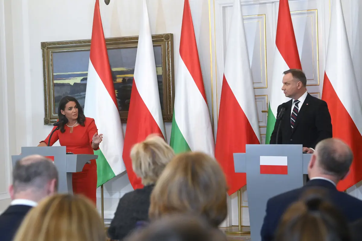 Egy doboz szart küldtek a varsói magyar nagykövetségre