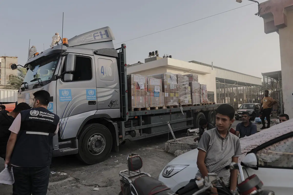 Egy nap alatt 26 humanitárius segélyt szállító teherautó érkezett Gázába