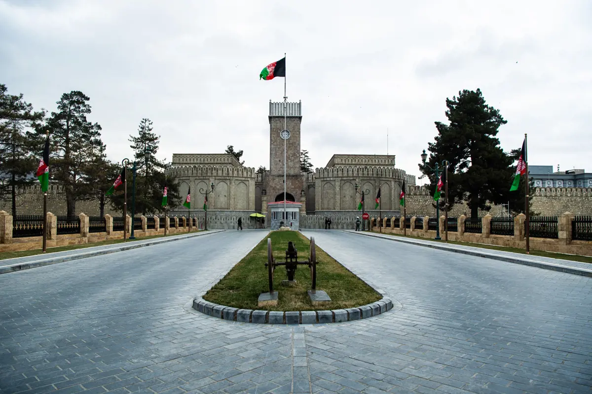 A tálibok elfoglalták az elnöki palotát, kikiáltják az Afganisztáni Iszlám Emirátust