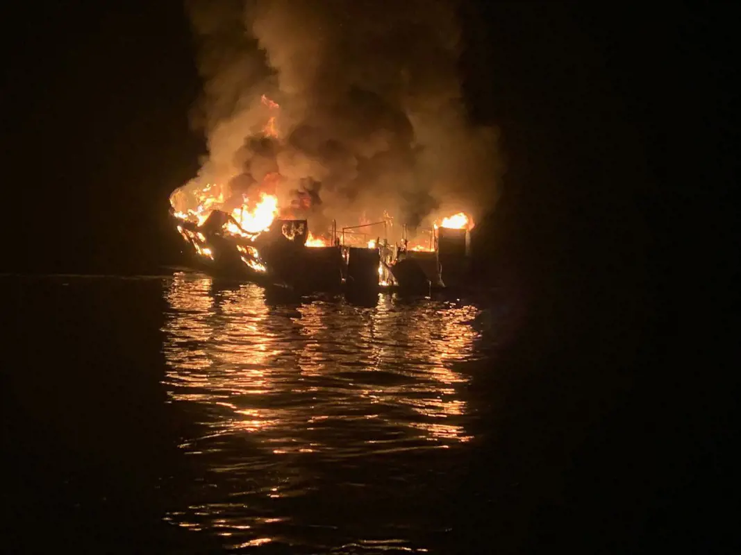 Leégett egy hajó, 25 ember meghalt