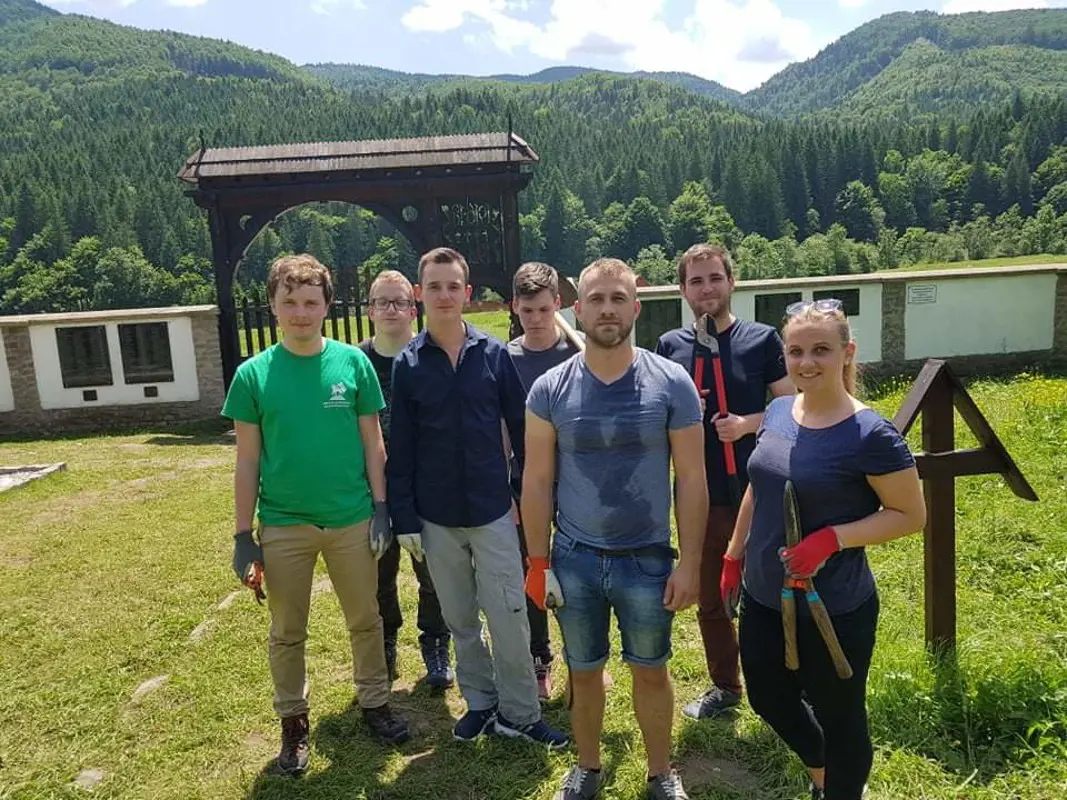 A Jobbik Ifjúsági Tagozat fiataljai szerszámokkal érkeztek példát mutatni az úzvölgyi temetőbe