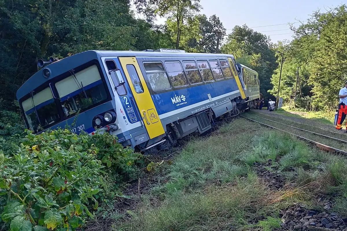 Minden részletre kiterjedő, szigorú és őszinte vizsgálatot kért Lázár János a magyarkúti vonatkisiklás ügyében