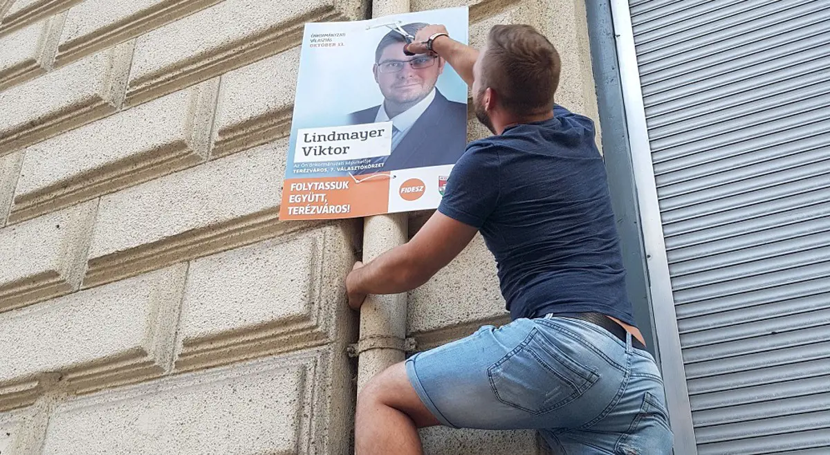 A jobbikosok visszavitték a törvénytelenül kihelyezett terézvárosi fideszes plakátokat a Lendvay utcába