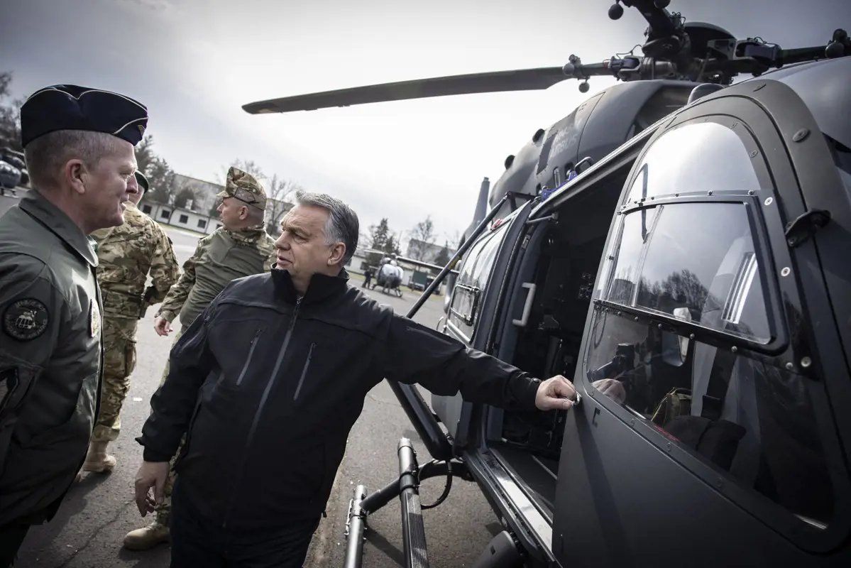 Orbán Viktor ma katonásan ébredt: a haza megvédéséről beszélt az állami rádióban