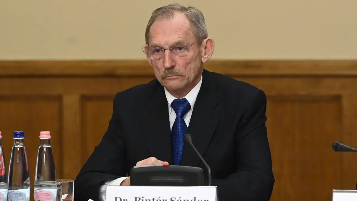 NER-en belül váltott tulajdonost Pintér Sándor közbeszerzéseket sorra nyerő korábbi vállalkozása