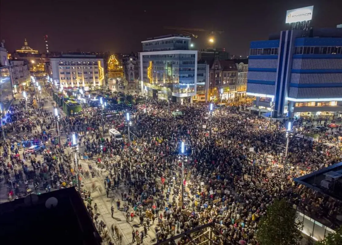 Több mint százezer ember tüntet az alkotmánybíróság döntése ellen, ami gyakorlatilag betiltja az abortuszt Lengyelországban