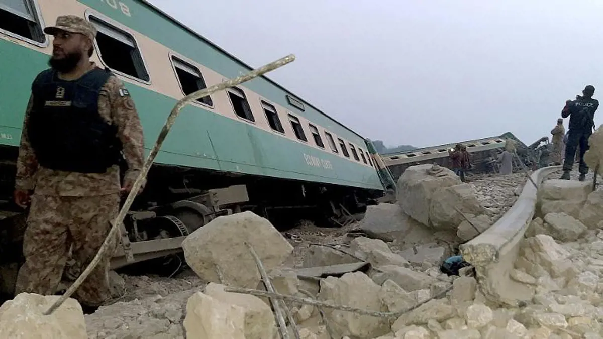 Rengetegen vesztették életüket, amikor összeütközött két expresszvonat Pakisztánban