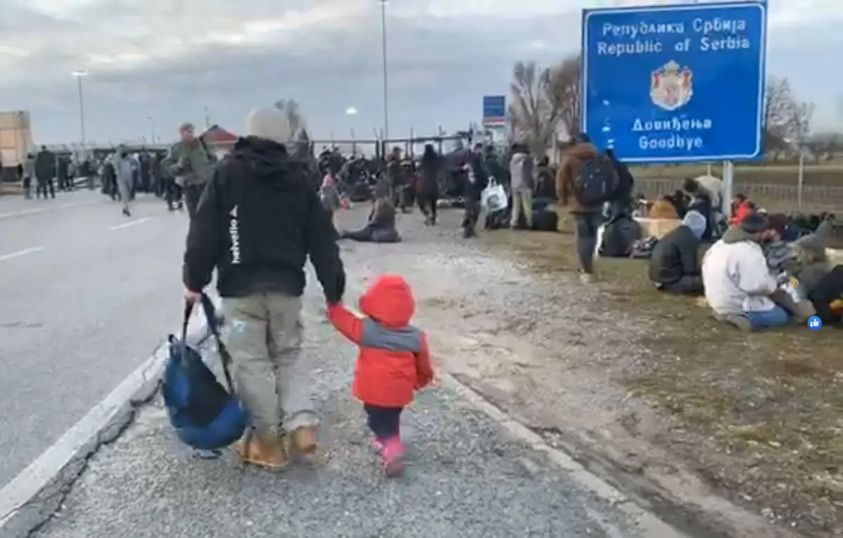 Bevándorlók menete érkezett a magyar határhoz - éjszakára is maradnának