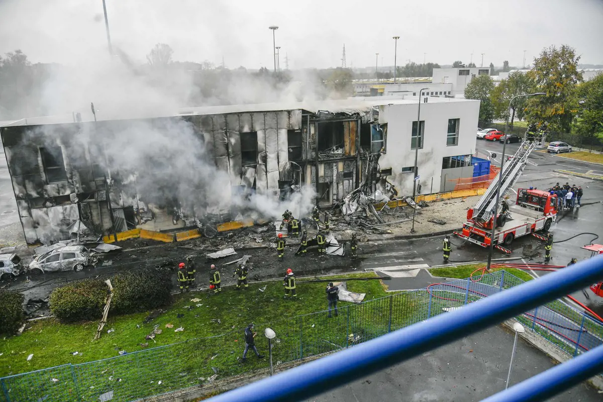 Irodaépületre zuhant egy kisrepülőgép Milánó mellett, többen meghaltak