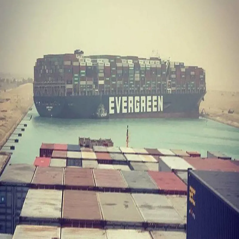 A világ egyik legnagyobb teherhajója véletlenül elzárta a Szuezi csatornát