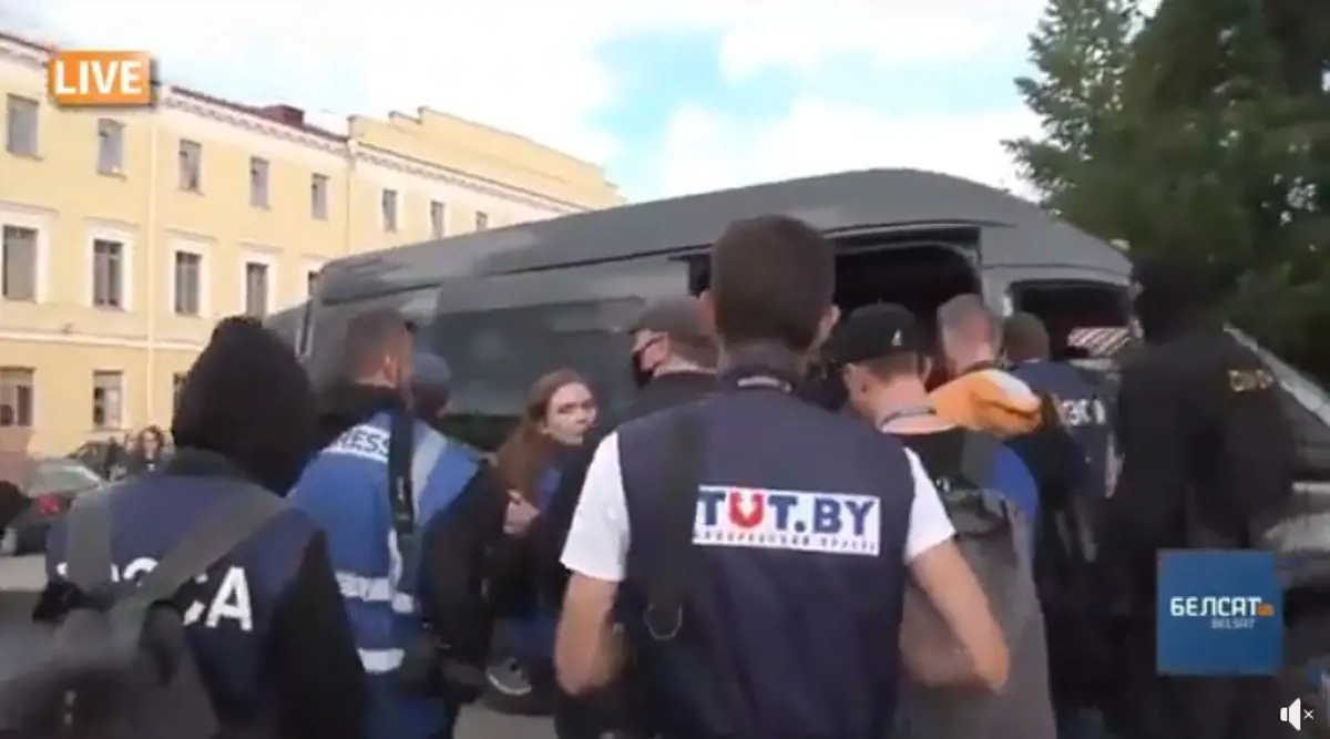 A tüntetésekről tudósító újságírókat vittek el a rendőrök Minszkben