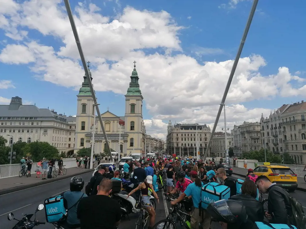 Az új kata-törvény ellen tüntetők Budapest két hídját is ellepték - élő