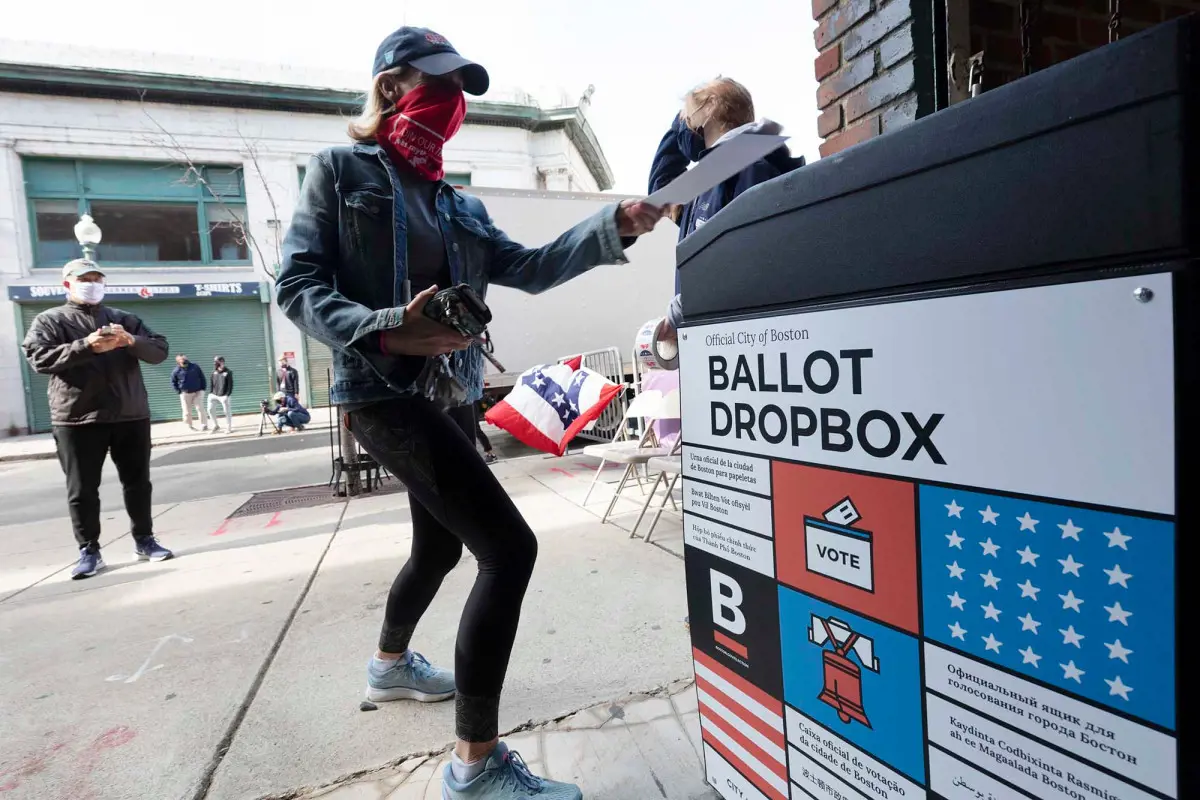 Amerikai elnökválasztás: Felgyújtottak egy szavazóurnát Bostonban