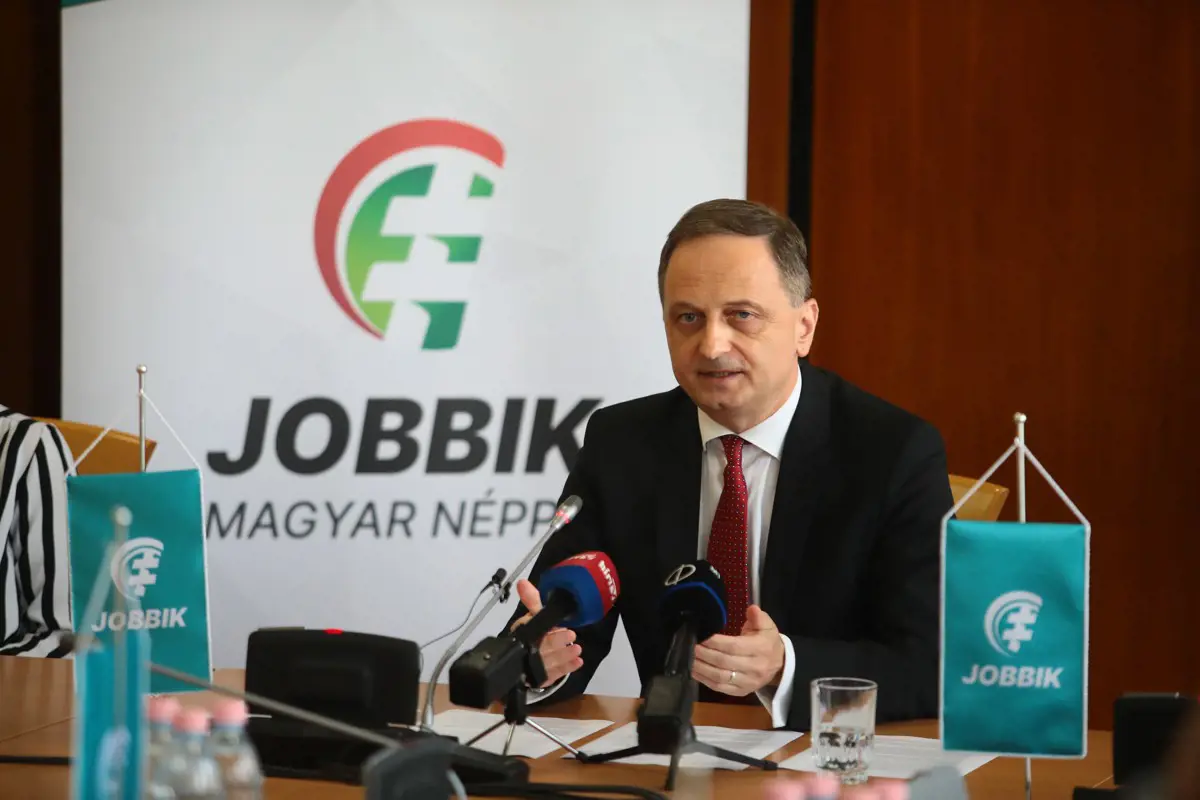 "Százasával mondanak fel" – tanárok nélküli iskolakezdésre figyelmeztet a Jobbik