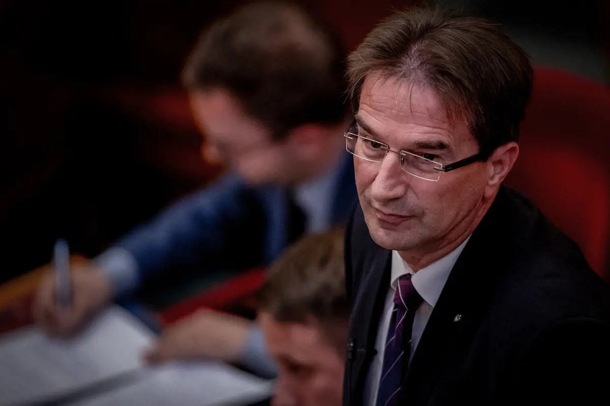Visszautasította a válaszadást a kormány arra vonatkozóan, hogy Völner miért nevezte trágyadombnak Kásler minisztériumát