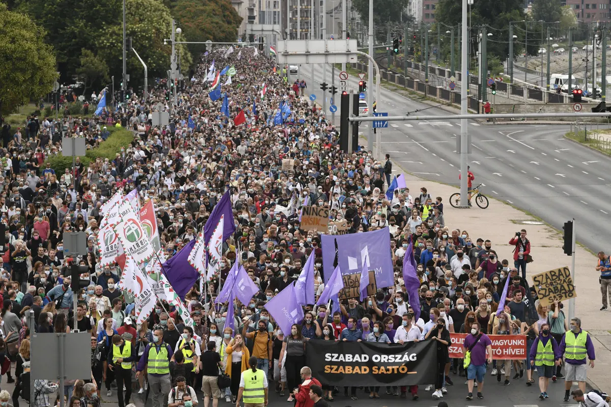 Több ezren tüntetnek a sajtószabadságért és az Indexért