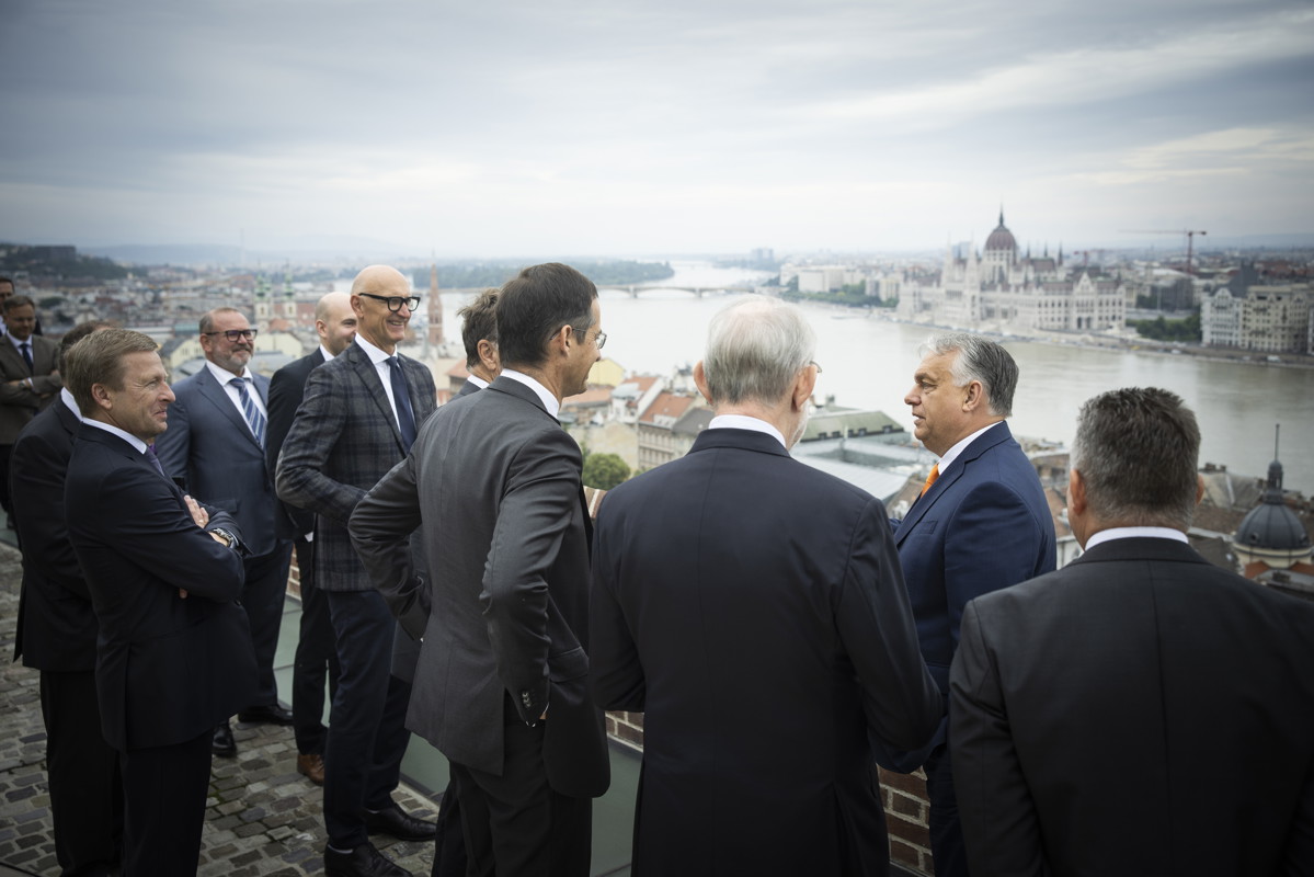 Orbán Viktor a Vodafone és a Mol vezetőivel is egyeztetett a Karmelitában