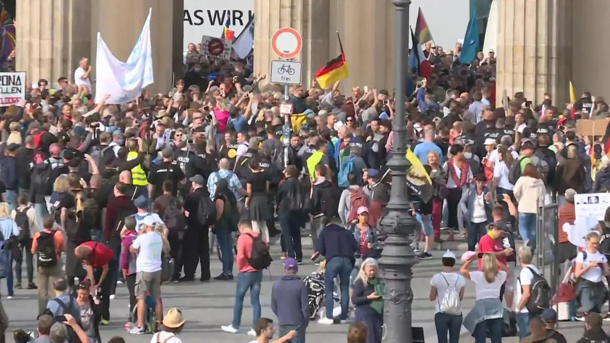 Szétoszlatta a berlini rendőrség a "vírustagadó" tüntetést