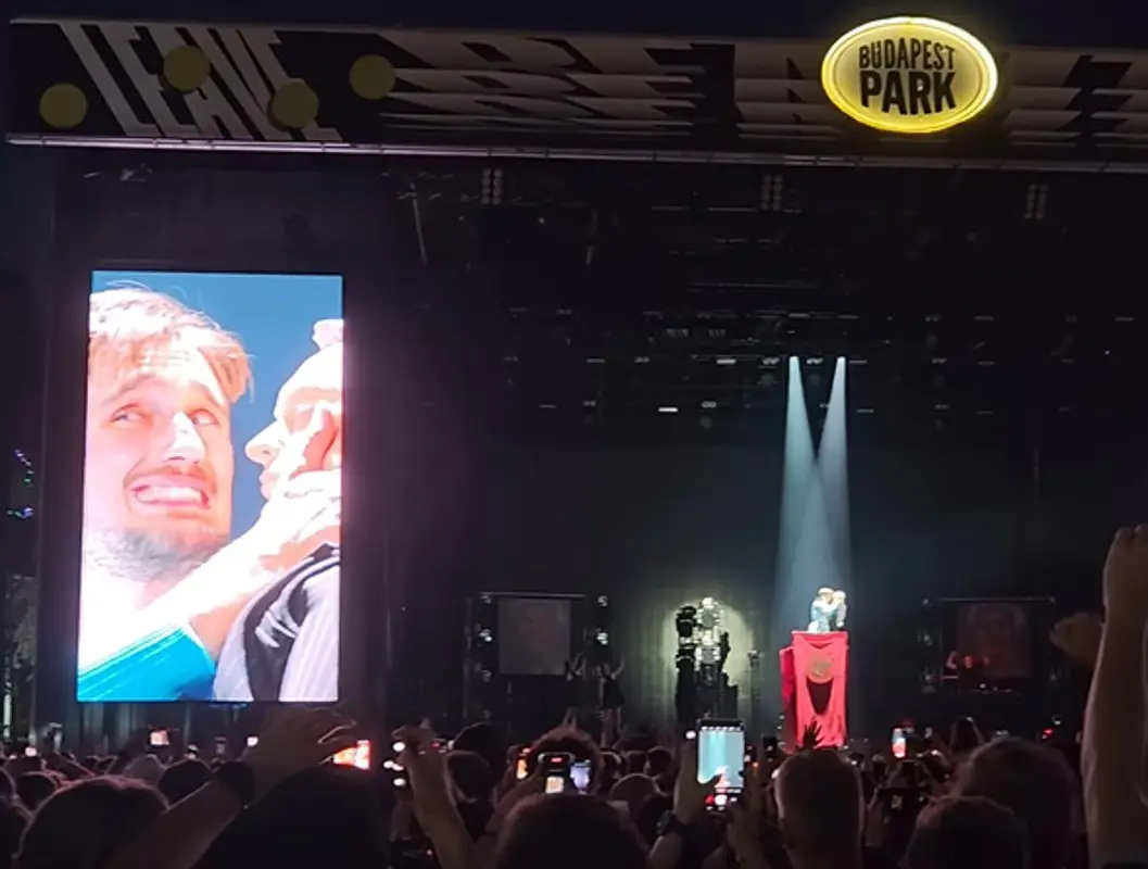 Krúbi megcsókolt egy Orbán Viktort ábrázoló figurát a koncertjén