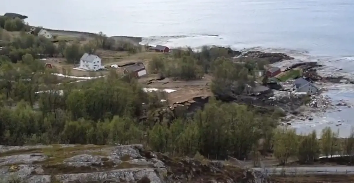 Videó: ilyen, amikor egy földcsuszamlás komplett házakat sodor a tengerbe