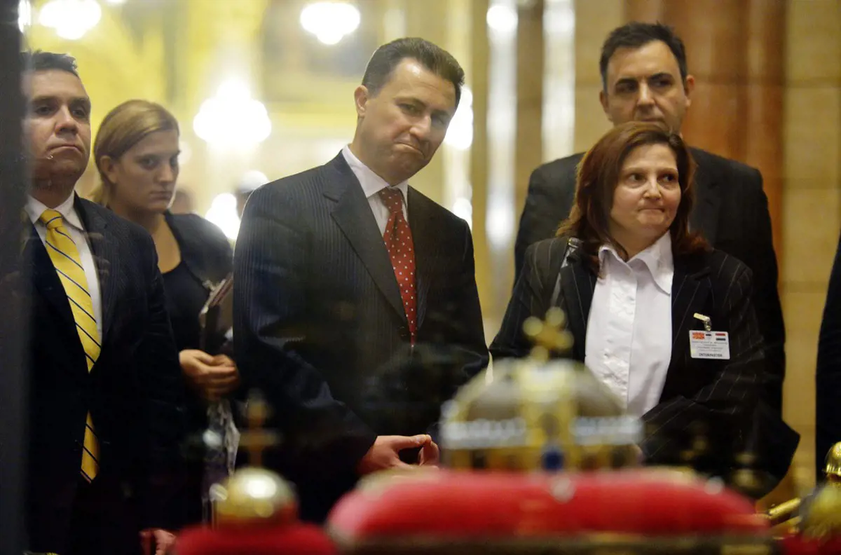 Azt nem tudni, hogy miből, de legalább már azt tudni, hogy kivel bulizik Gruevszki