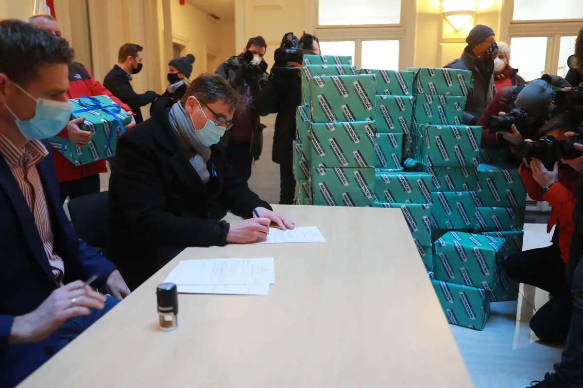 Így adtak le 470 ezer aláírást az Egységben Magyarországért politikusai és aktivistái (fotók)