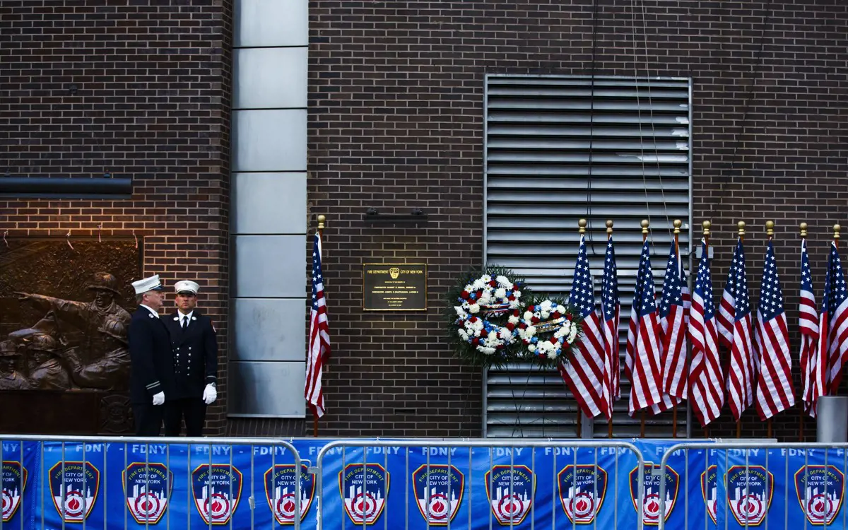 Harangzúgással és egyperces csenddel kezdődtek meg New Yorkban 9/11 20. évfordulós megemlékezései