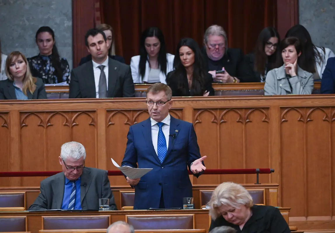 Matolcsy egyetértett a Jobbik frakcióvezetőjével az iparkamarai tagsági díj ügyében