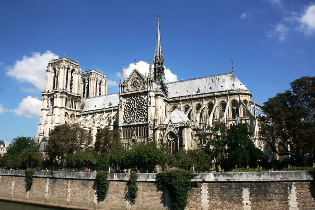Mélyen megosztja a franciákat, hogy a Notre-Dame huszártornyát hogyan építsék újjá