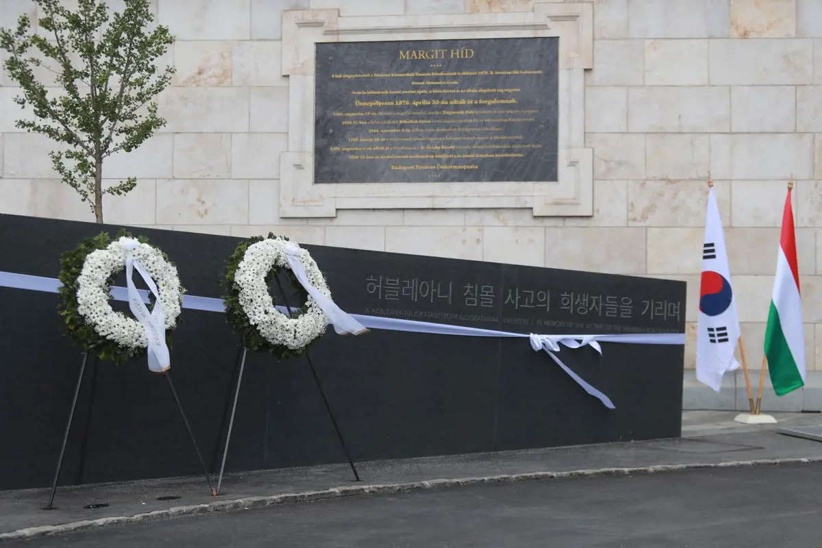Emlékművet állítottak a Hableány áldozatainak