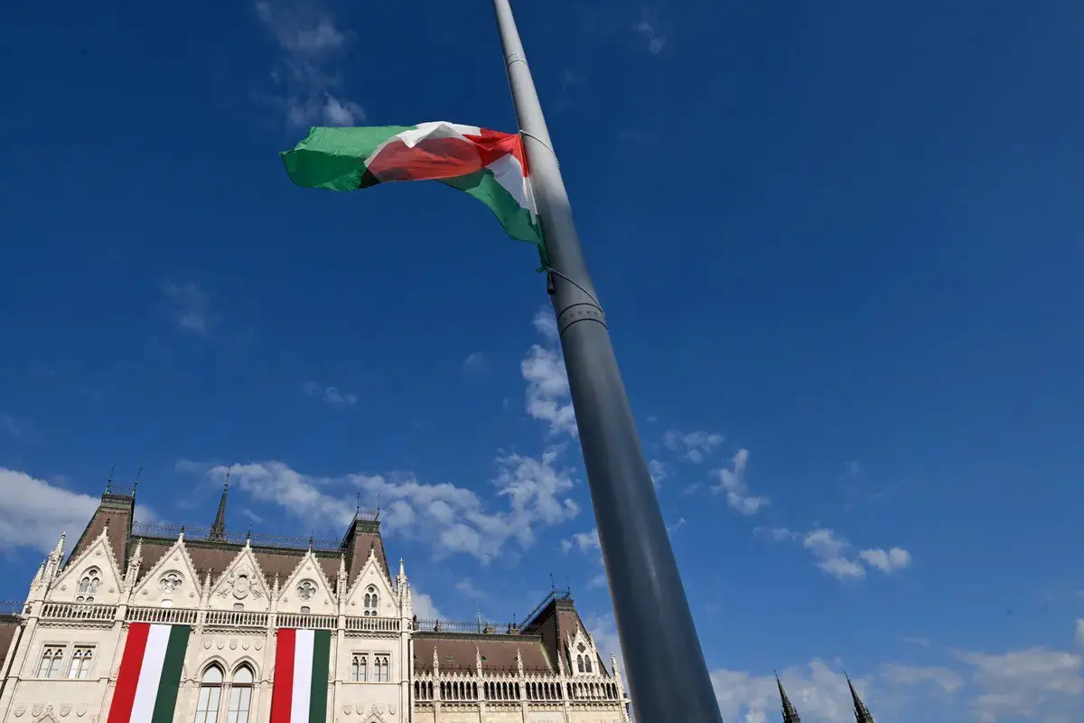 Már szárnyal a nemzeti lobogó a Kossuth téren