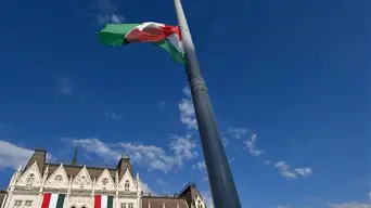 Már szárnyal a nemzeti lobogó a Kossuth téren