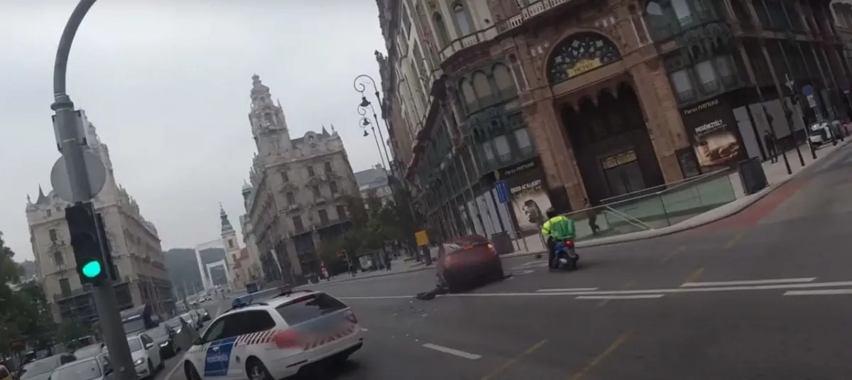 Videón a Ferenciek terénél rendőrautóba csapódó Toyota