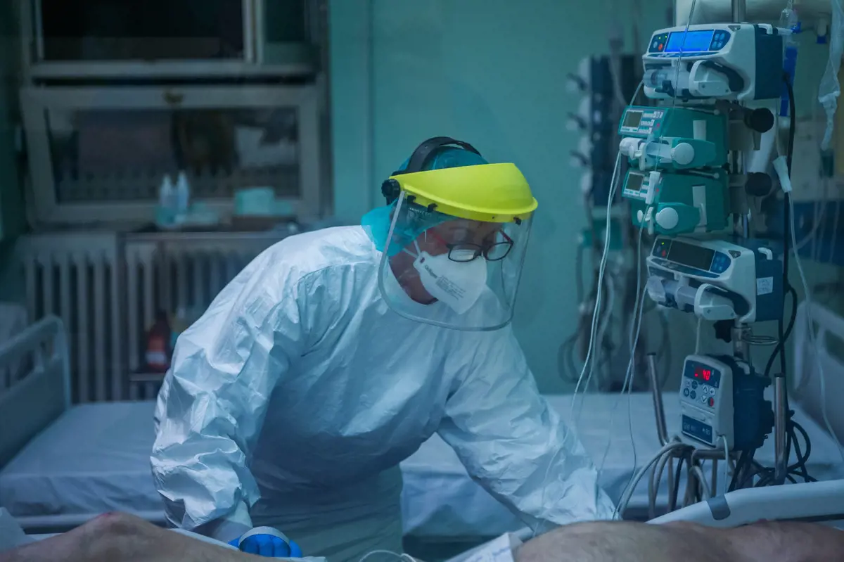 Negyvennéggyel kevesebb az aktív koronavírus-fertőzött, de két áldozat is van