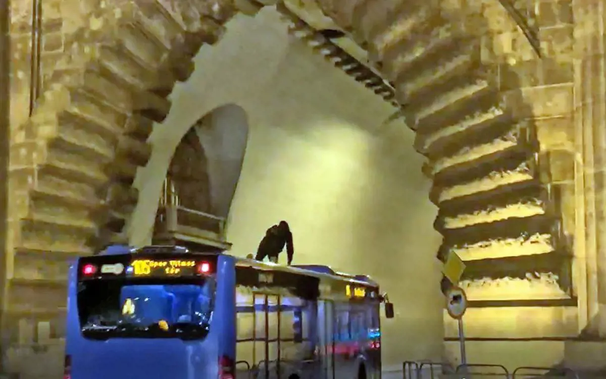A busz tetején utazott egy férfi Budapesten